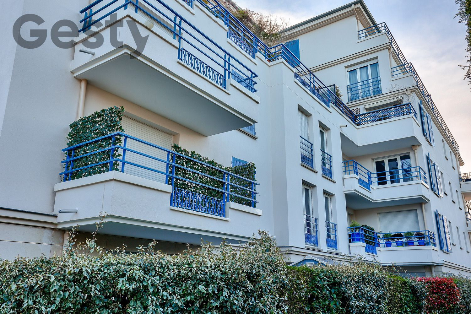 
                                                Location
                                                 Appartement récent avec terrasse et parking