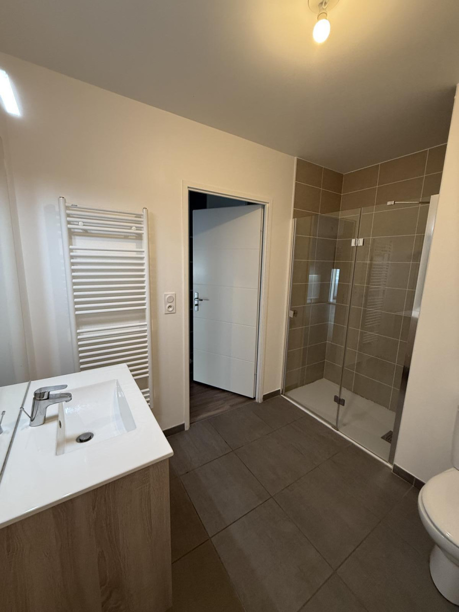 
                                                Location
                                                 Appartement récent meublé