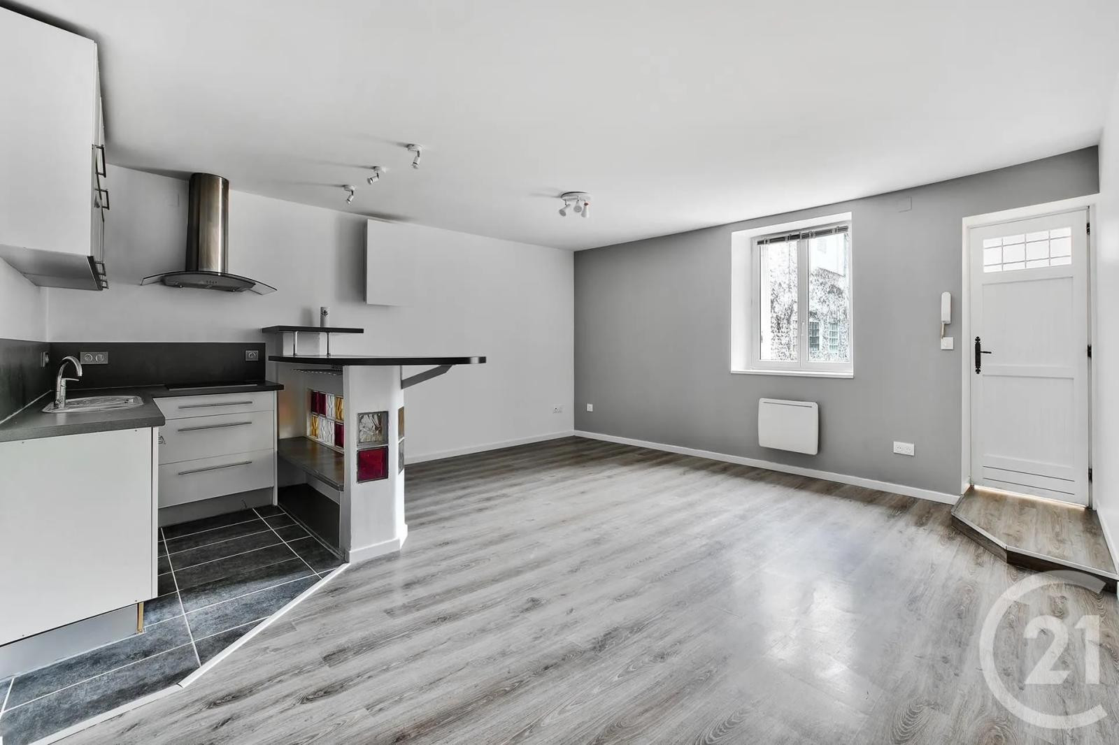 
                                                Location
                                                 Appartement refait à neuf