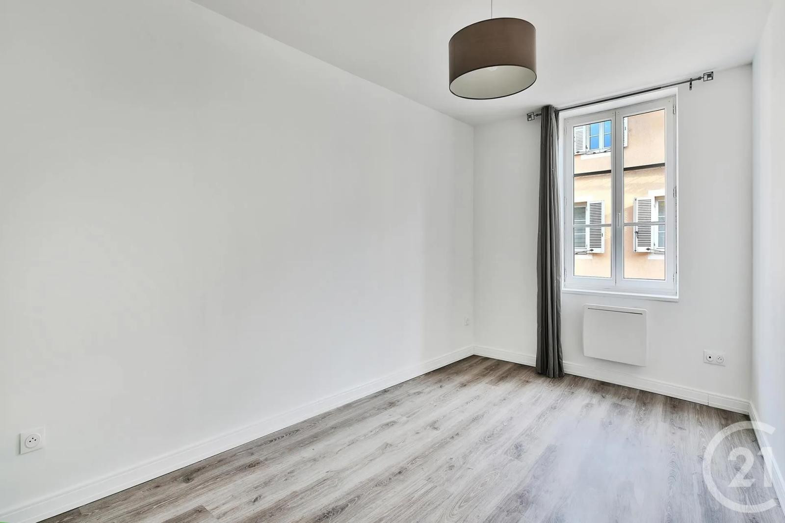 
                                                Location
                                                 Appartement refait à neuf