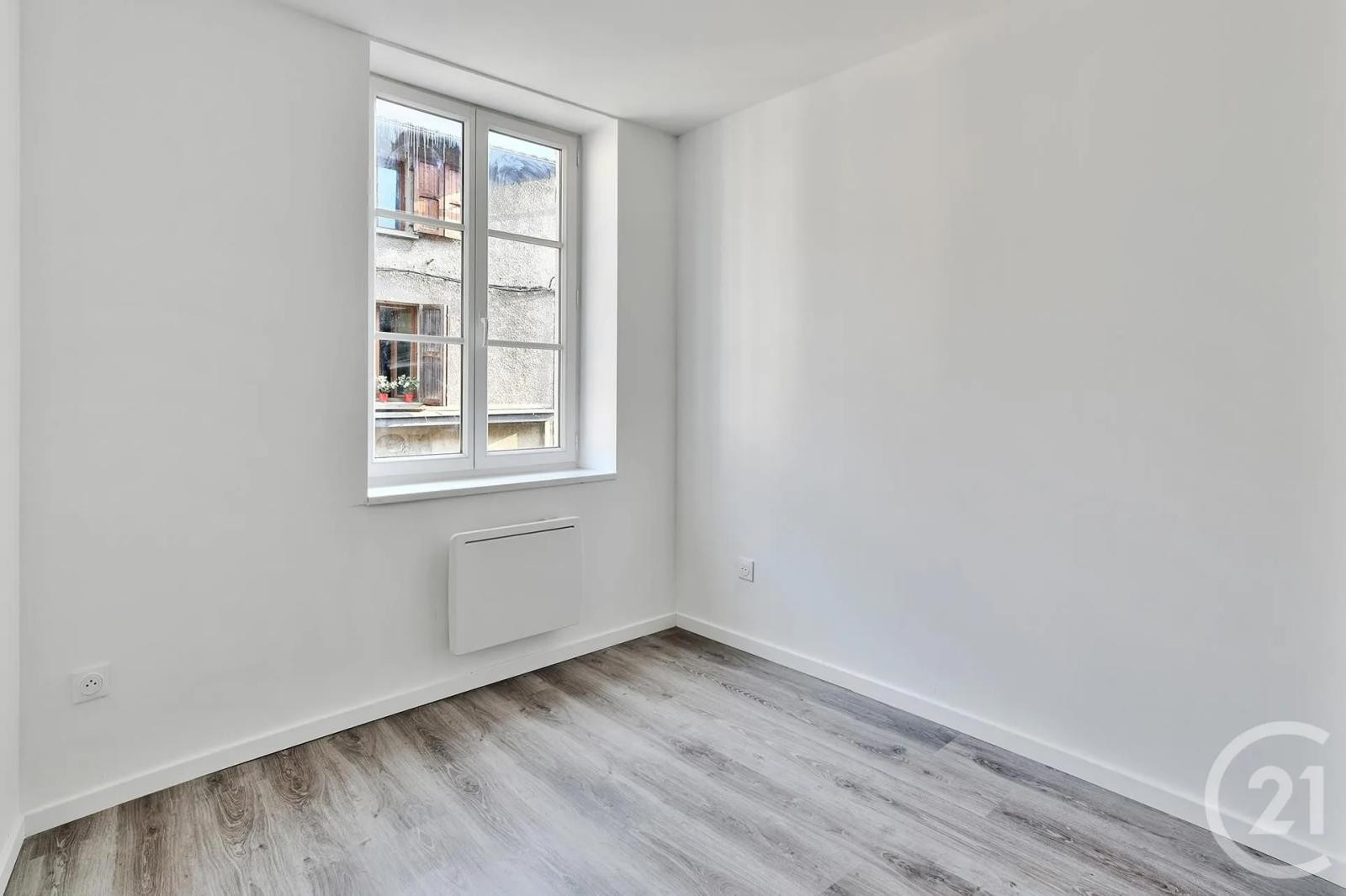 
                                                Location
                                                 Appartement refait à neuf