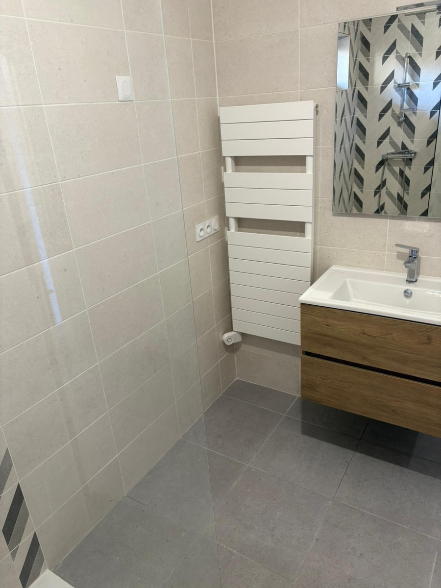 
                                                Location
                                                 Appartement refait a neuf