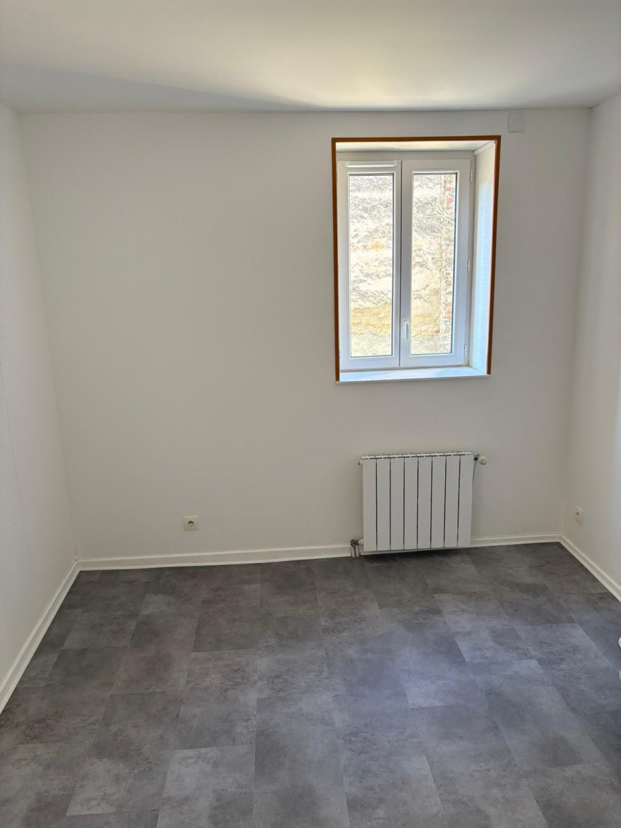 
                                                Location
                                                 Appartement refait a neuf