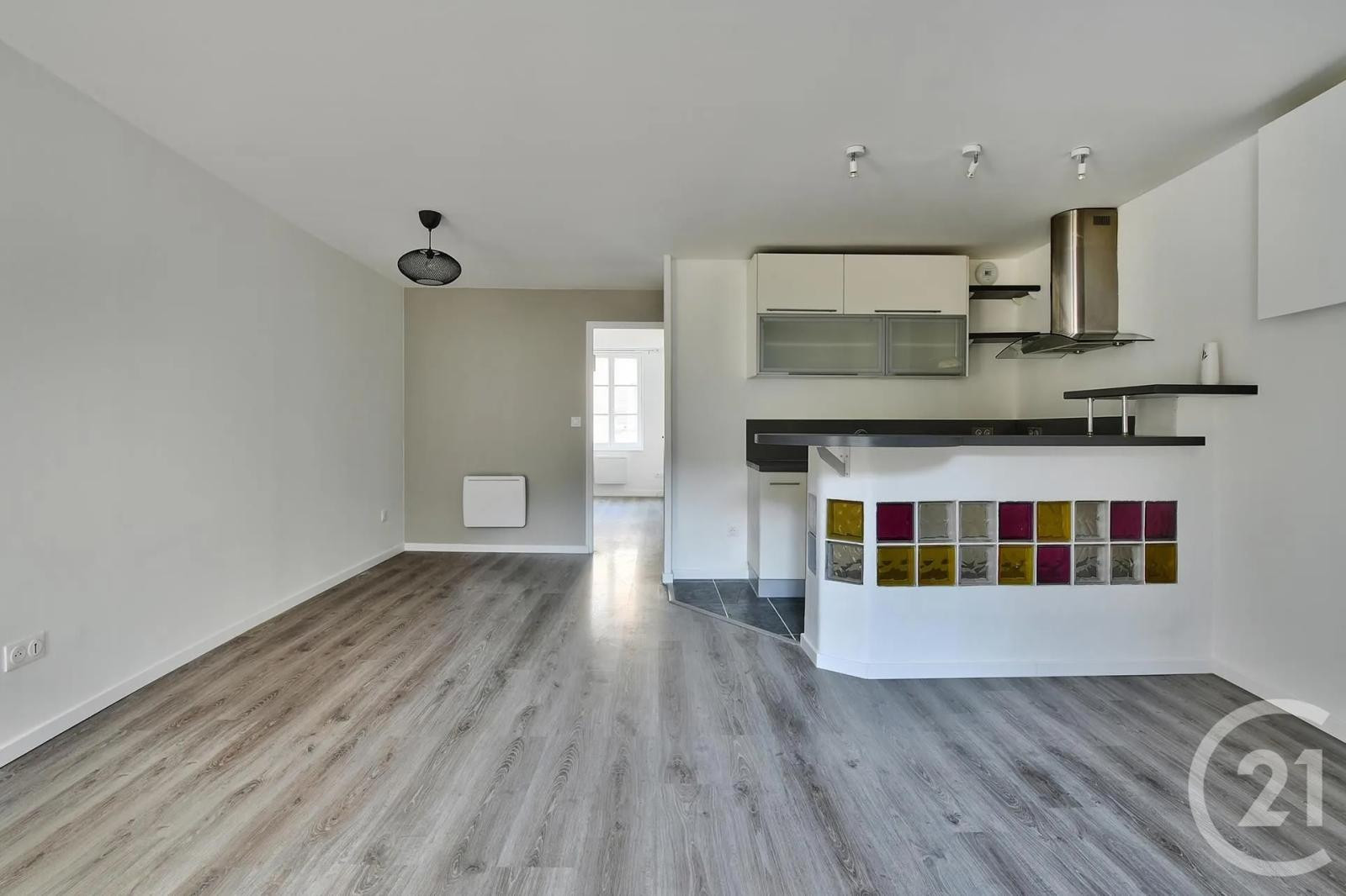 
                                                Location
                                                 Appartement refait à neuf