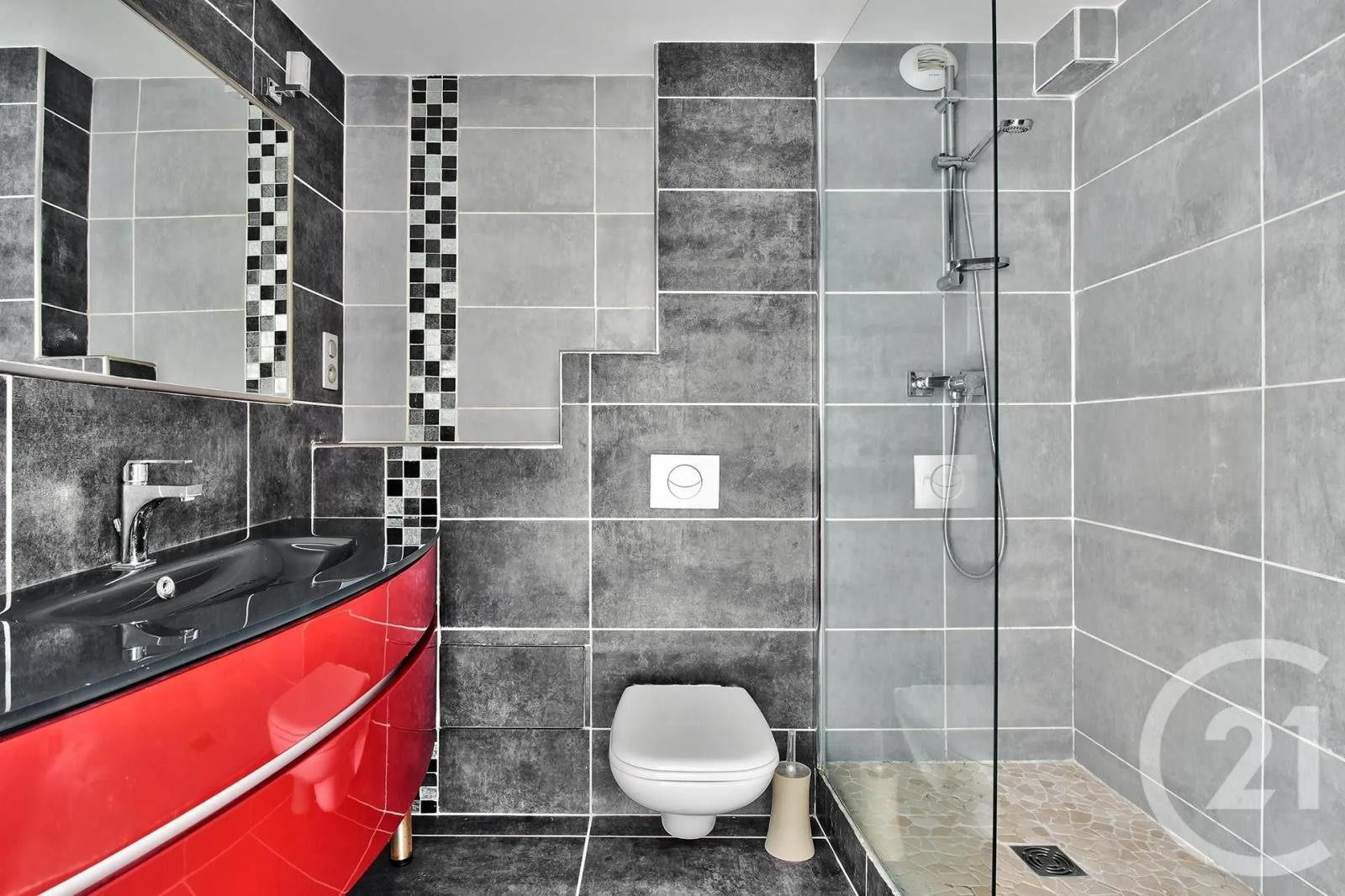 
                                                Location
                                                 Appartement refait à neuf