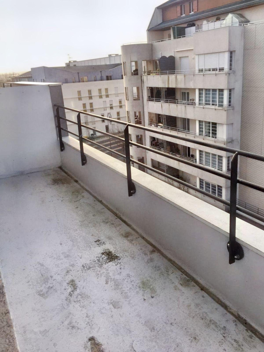 
                                                Location
                                                 Appartement refait à neuf avec balcon