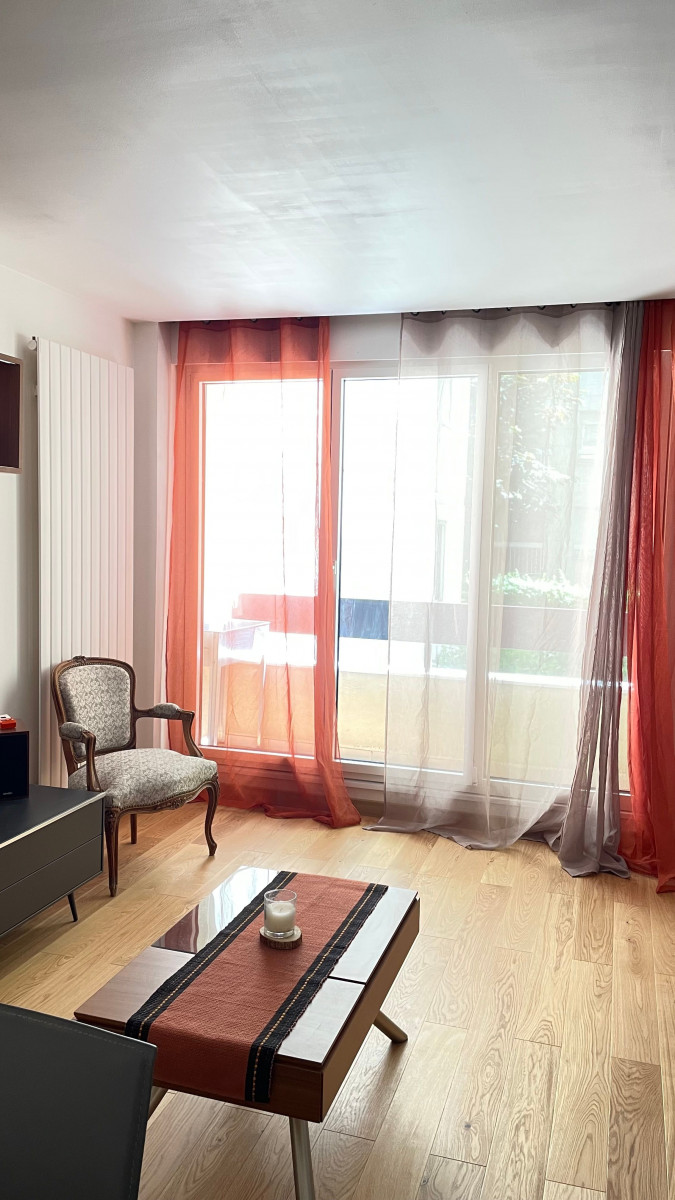 
                                                Location
                                                 Appartement refait à neuf et épuré (loyer tout inclus)