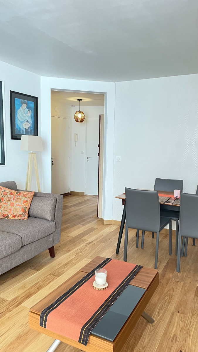
                                                Location
                                                 Appartement refait à neuf et épuré (loyer tout inclus)