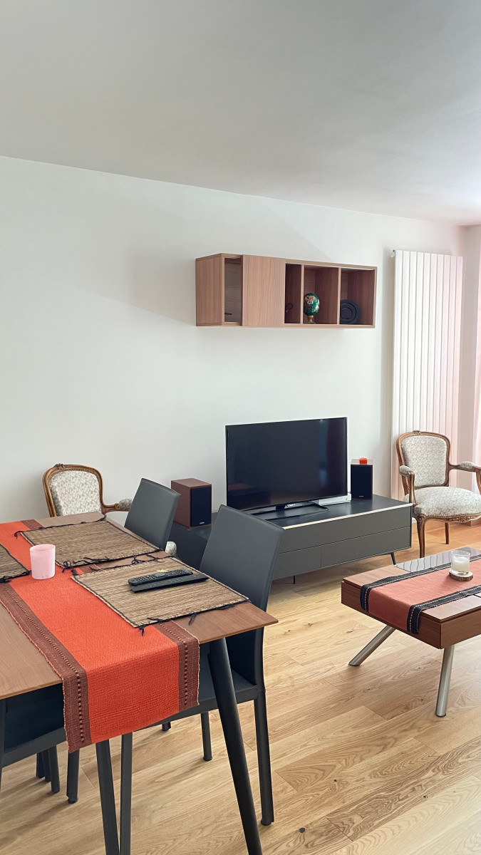 
                                                Location
                                                 Appartement refait à neuf et épuré (loyer tout inclus)