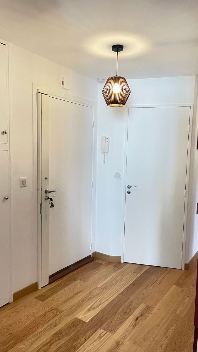 
                                                Location
                                                 Appartement refait à neuf et épuré (loyer tout inclus)
