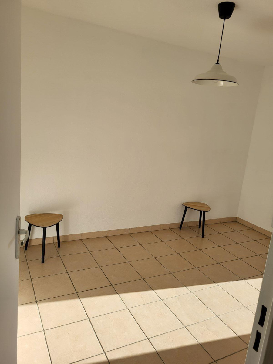 
                                                Location
                                                 Appartement refait à neuf et exposition plein sud