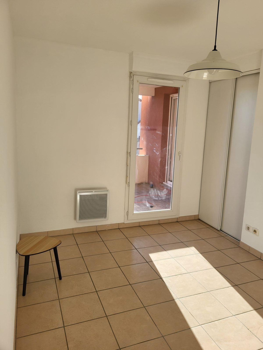 
                                                Location
                                                 Appartement refait à neuf et exposition plein sud
