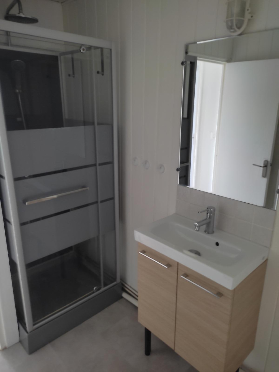 
                                                Location
                                                 Appartement refait à neuf joli village côtier