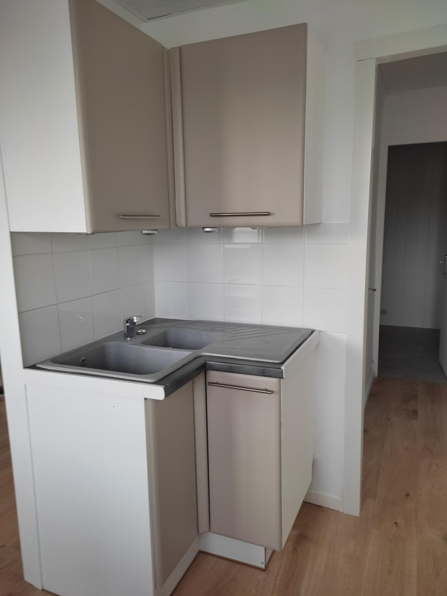 
                                                Location
                                                 Appartement refait à neuf joli village côtier