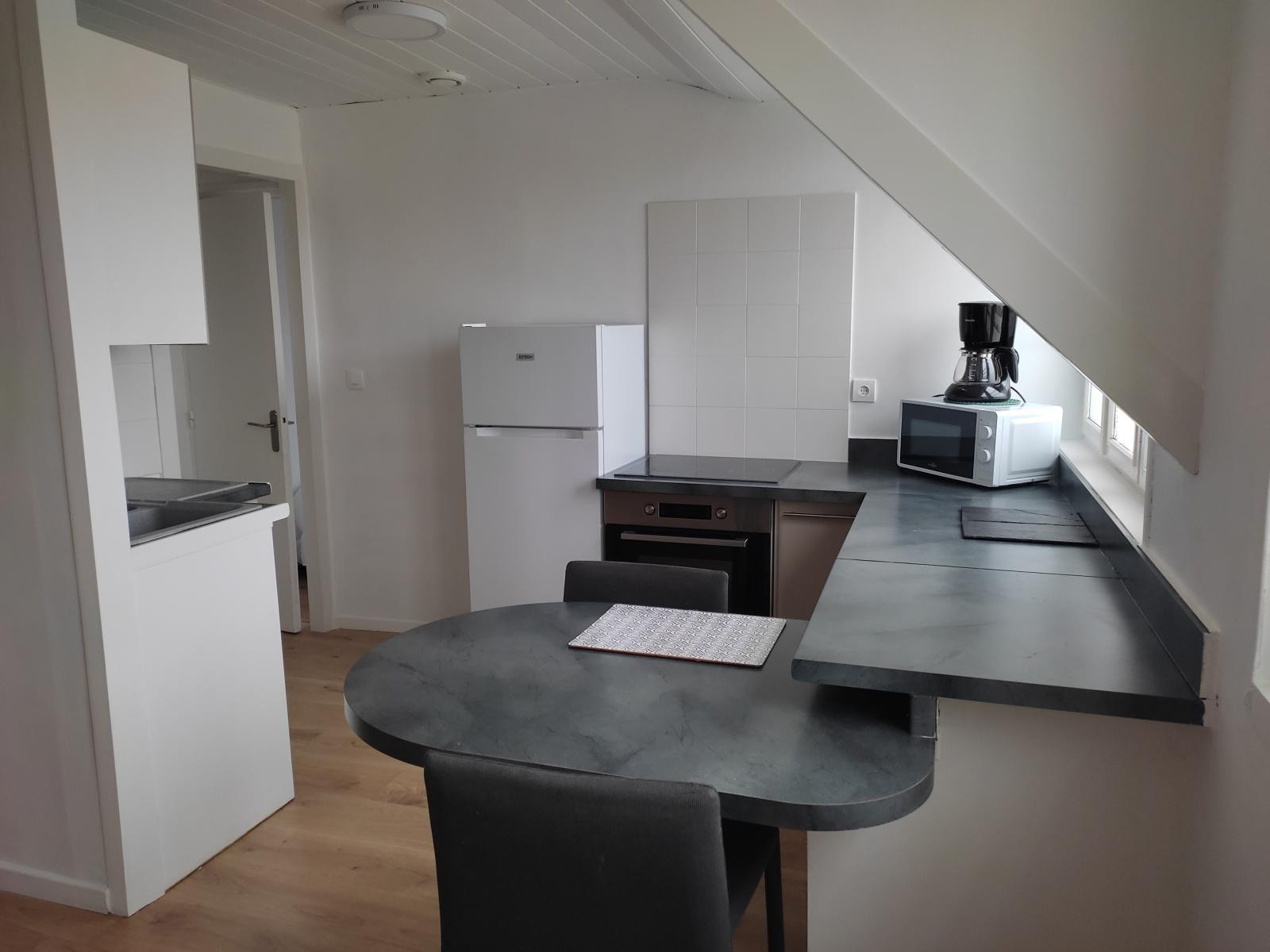 
                                                Location
                                                 Appartement refait à neuf joli village côtier