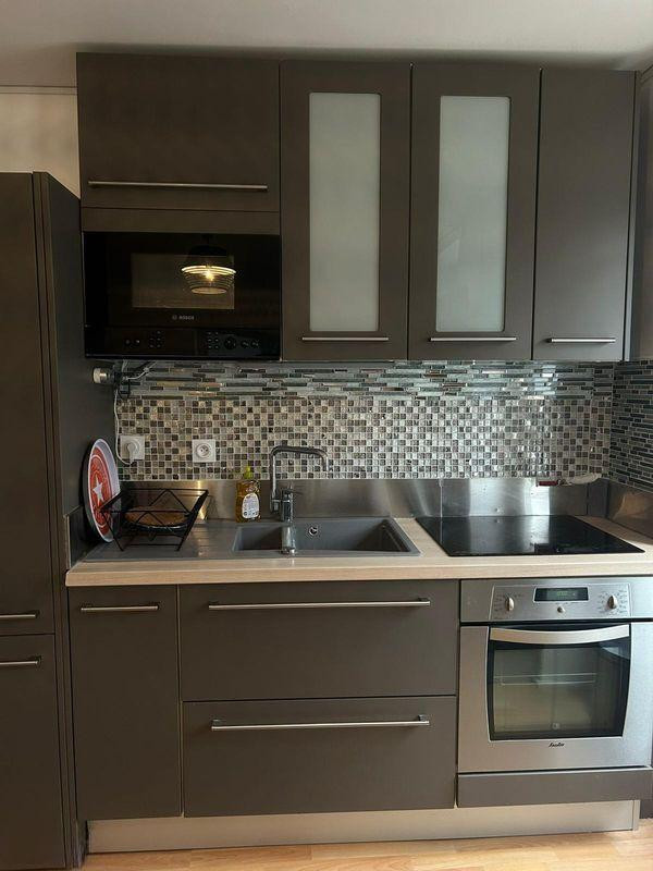 
                                                Location
                                                 Appartement refait à neuf proche république