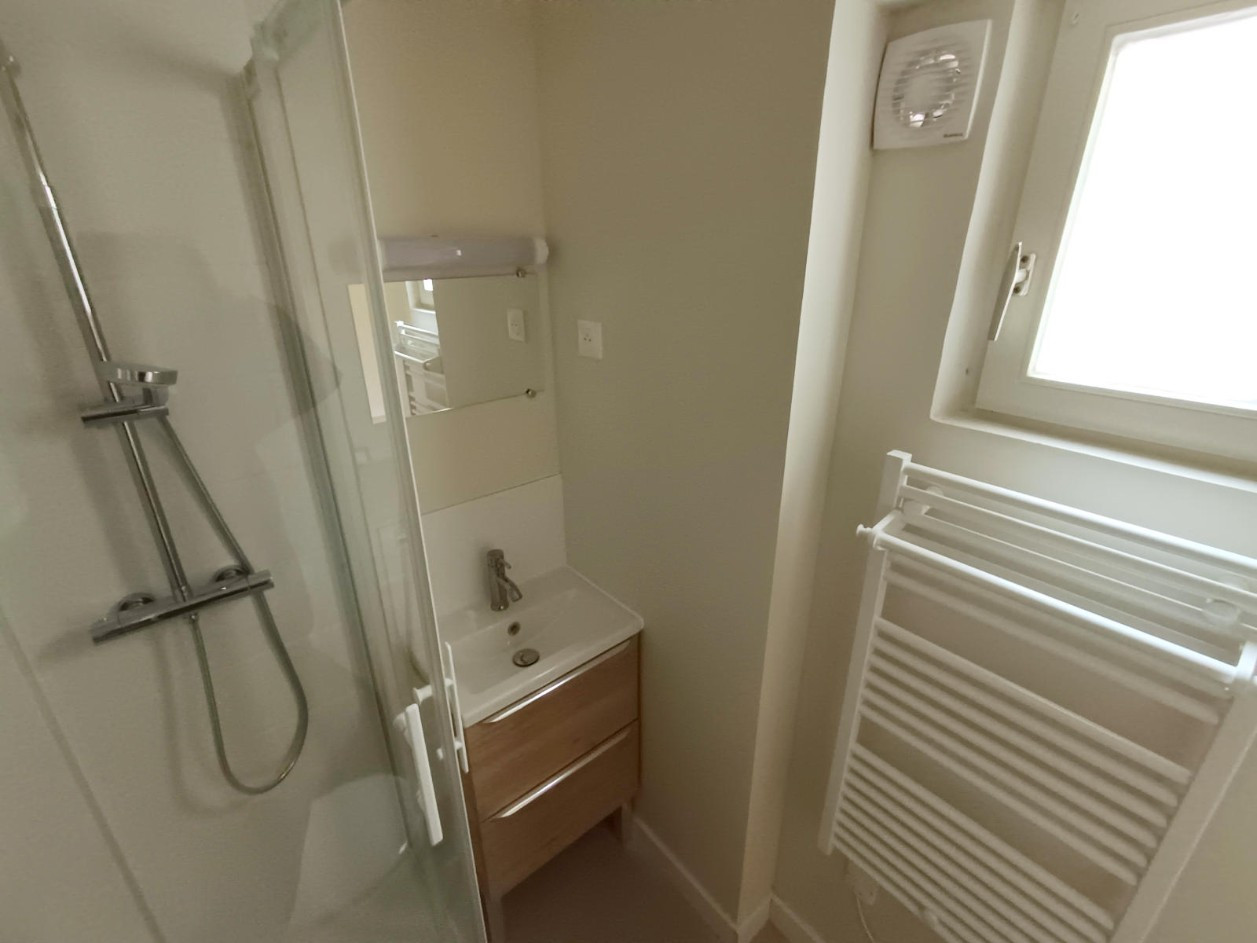 
                                                Location
                                                 Appartement rénové 1 chambre, Quartier Henriville
