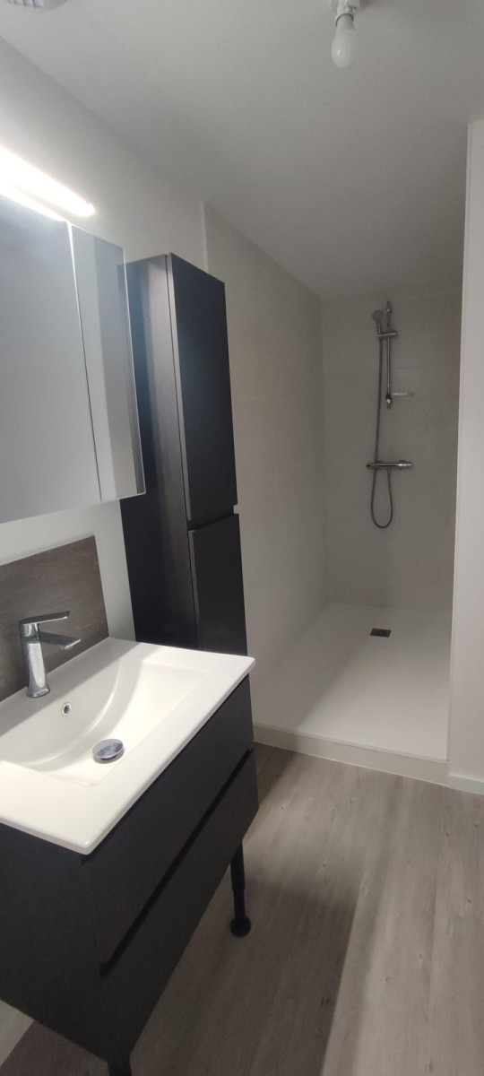 
                                                Location
                                                 Appartement rénové 3 pièces dans maison