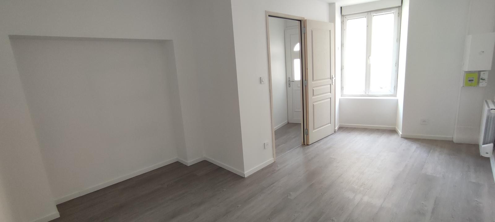 
                                                Location
                                                 Appartement rénové 3 pièces dans maison