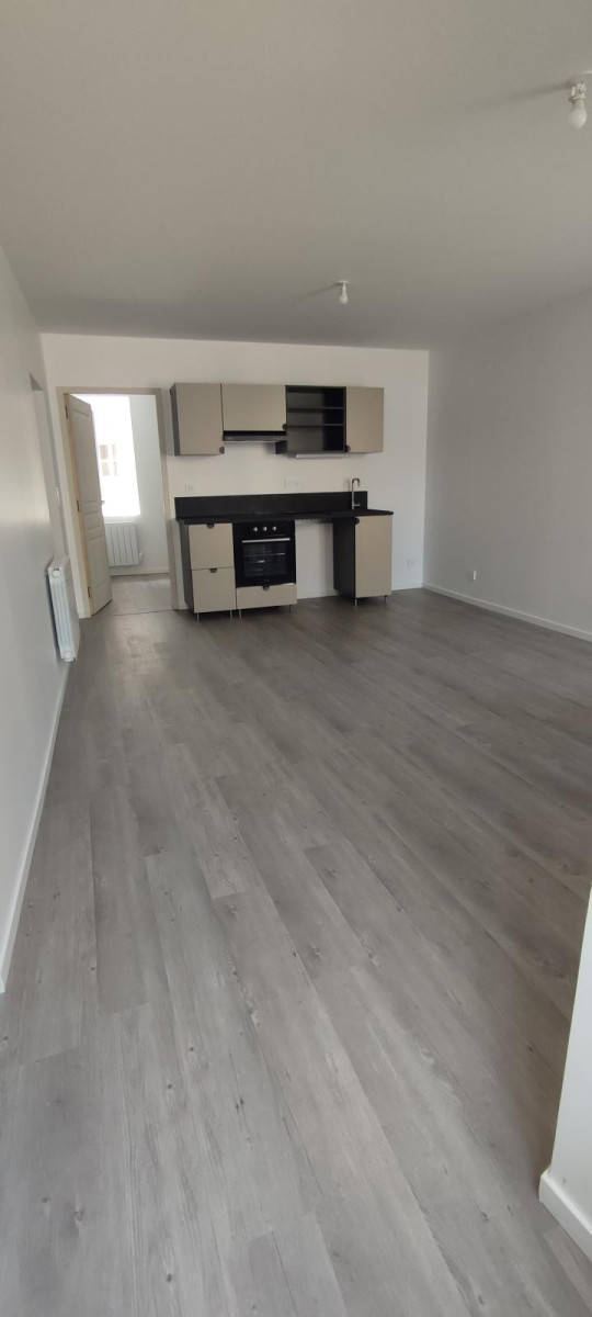 
                                                Location
                                                 Appartement rénové 3 pièces dans maison