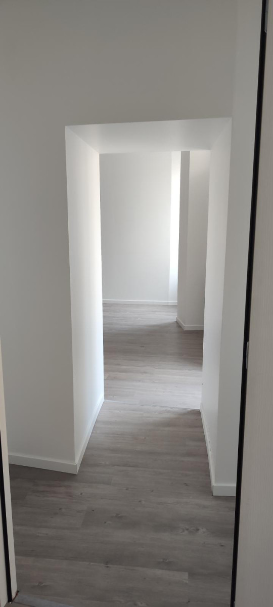 
                                                Location
                                                 Appartement rénové 3 pièces dans maison