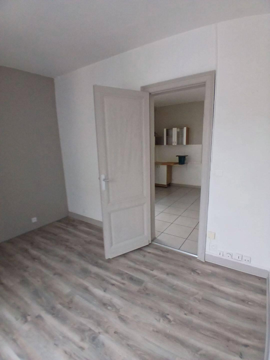 
                                                Location
                                                 Appartement rénové 40m2 rue Dandicolle Bordeaux