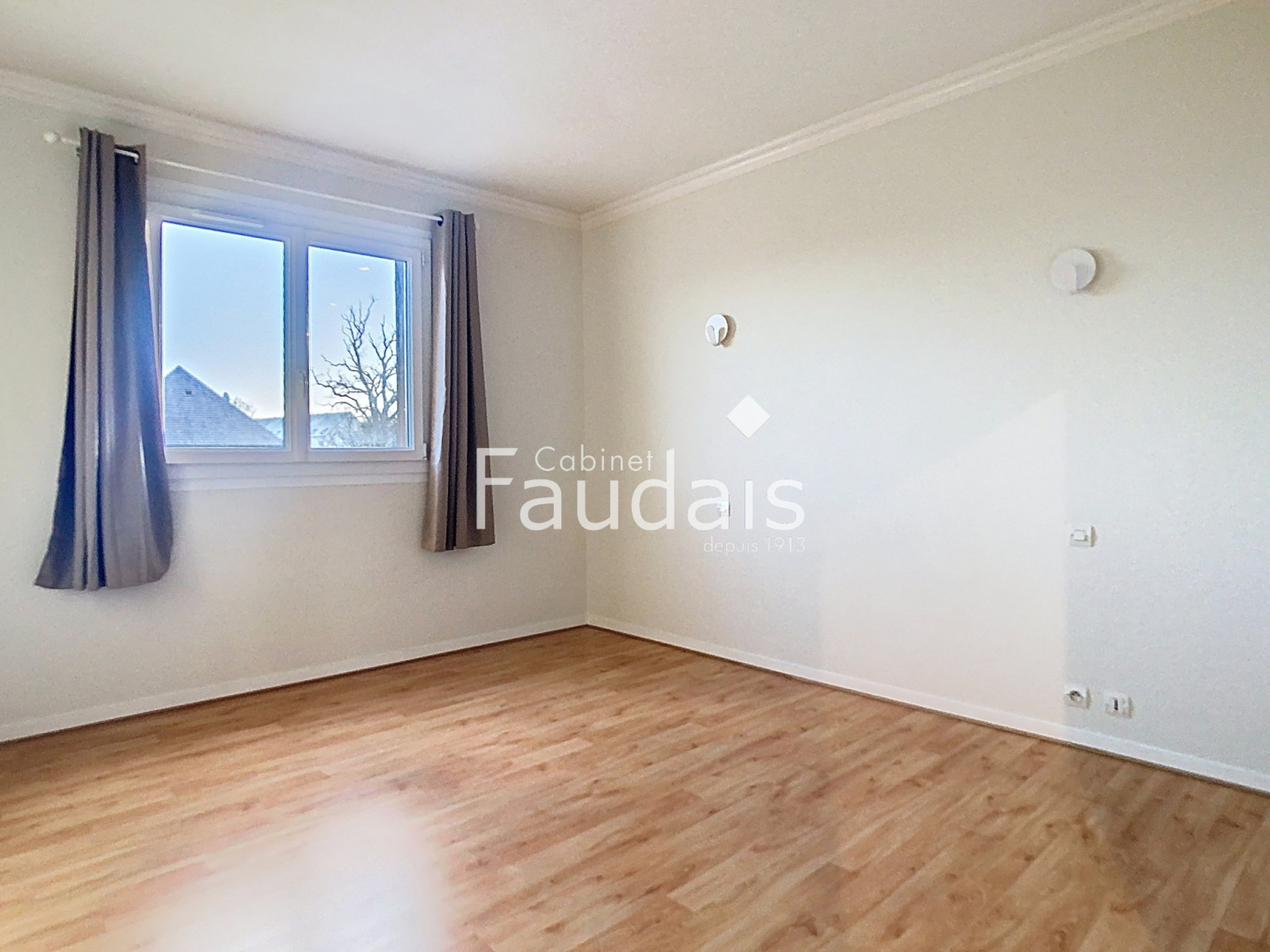 
                                                Vente
                                                 APPARTEMENT RENOVE AVEC ASCENSEUR ET BALCON 