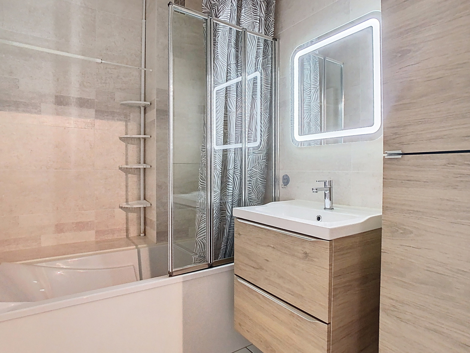 
                                                Vente
                                                 APPARTEMENT RENOVE AVEC ASCENSEUR ET BALCON 