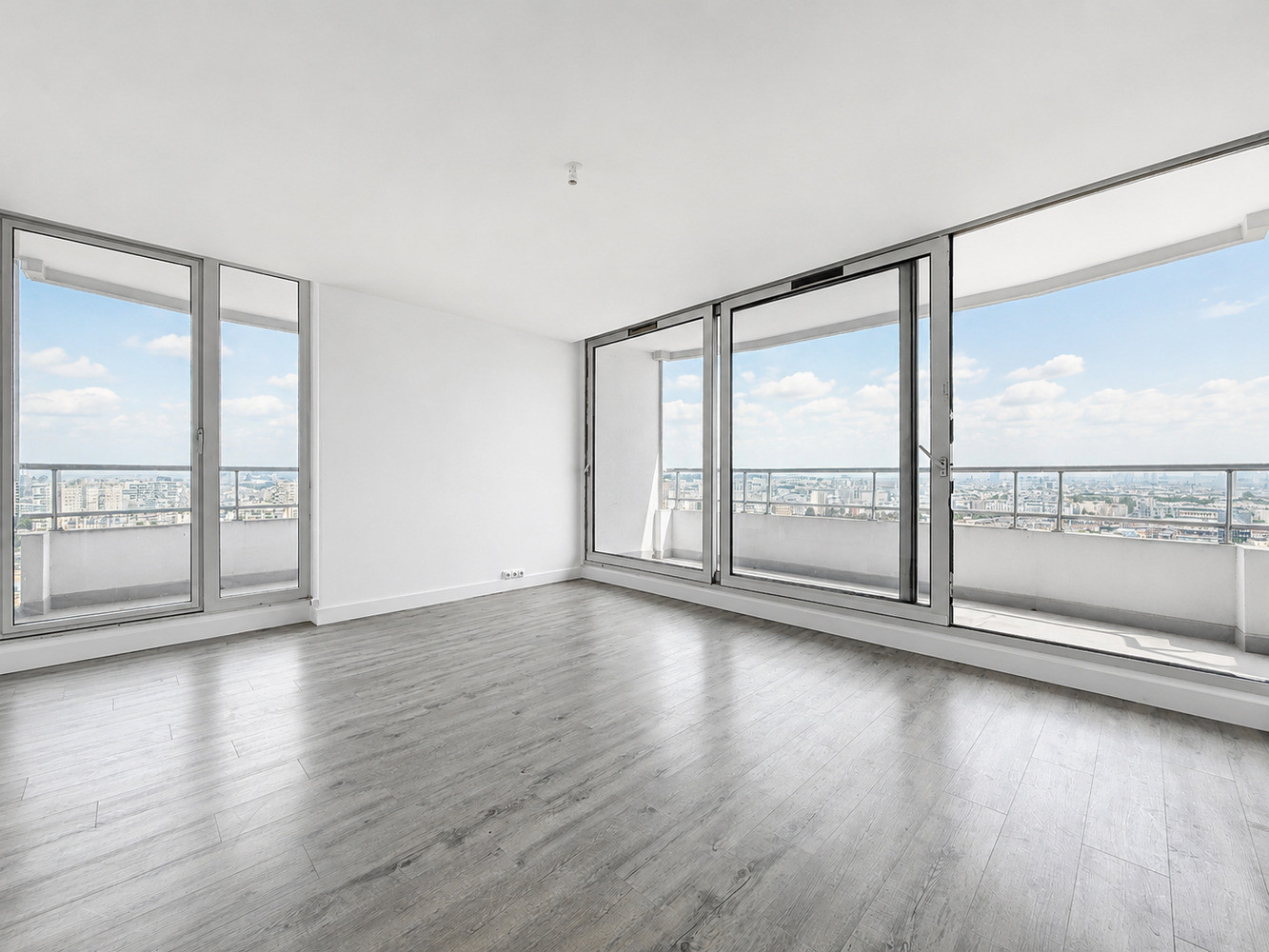
                                                Vente
                                                 Appartement Rénové avec balcon Vue Panoramique - Quartier Chapelle, Paris