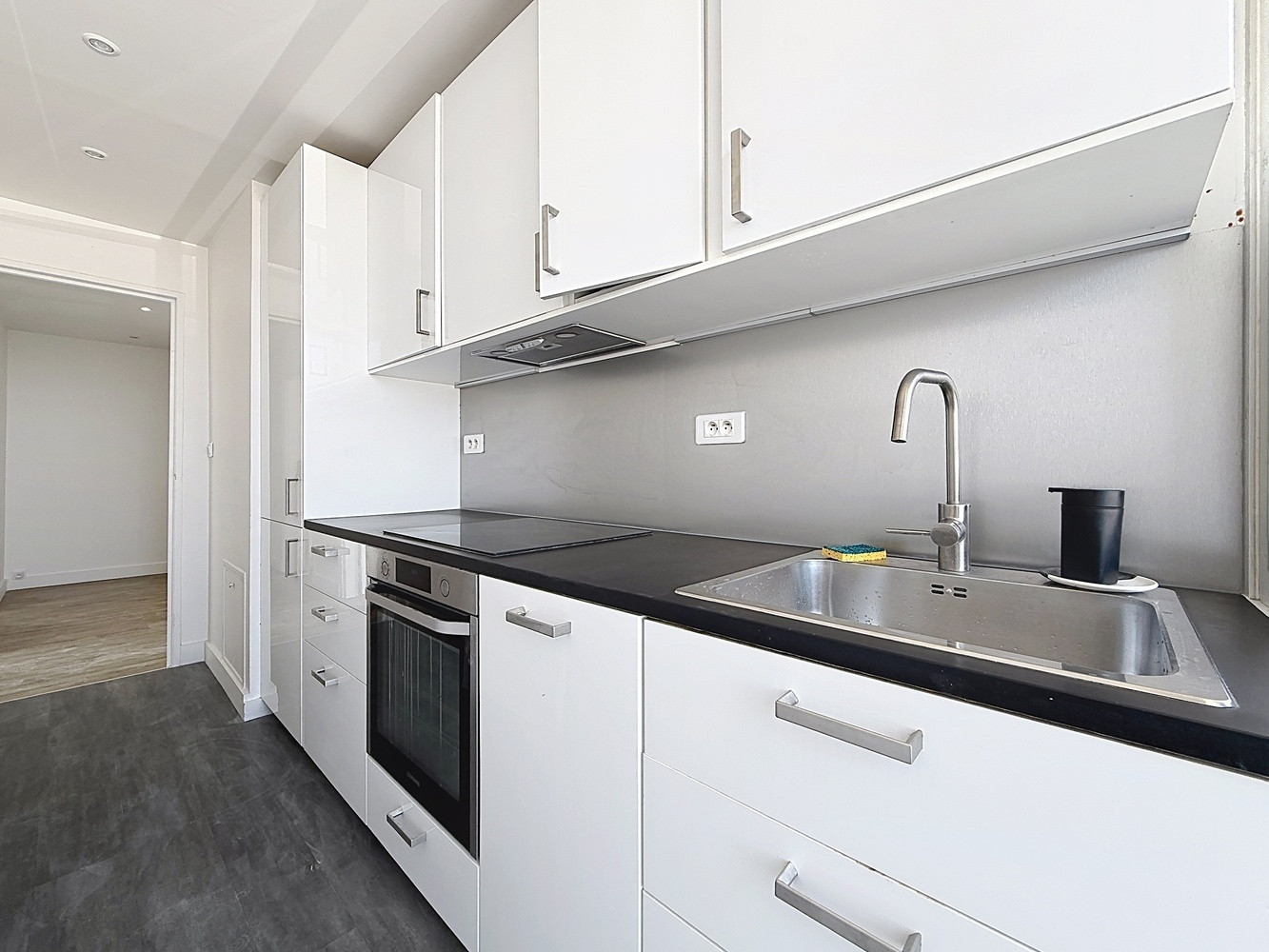 
                                                Vente
                                                 Appartement Rénové avec balcon Vue Panoramique - Quartier Chapelle, Paris