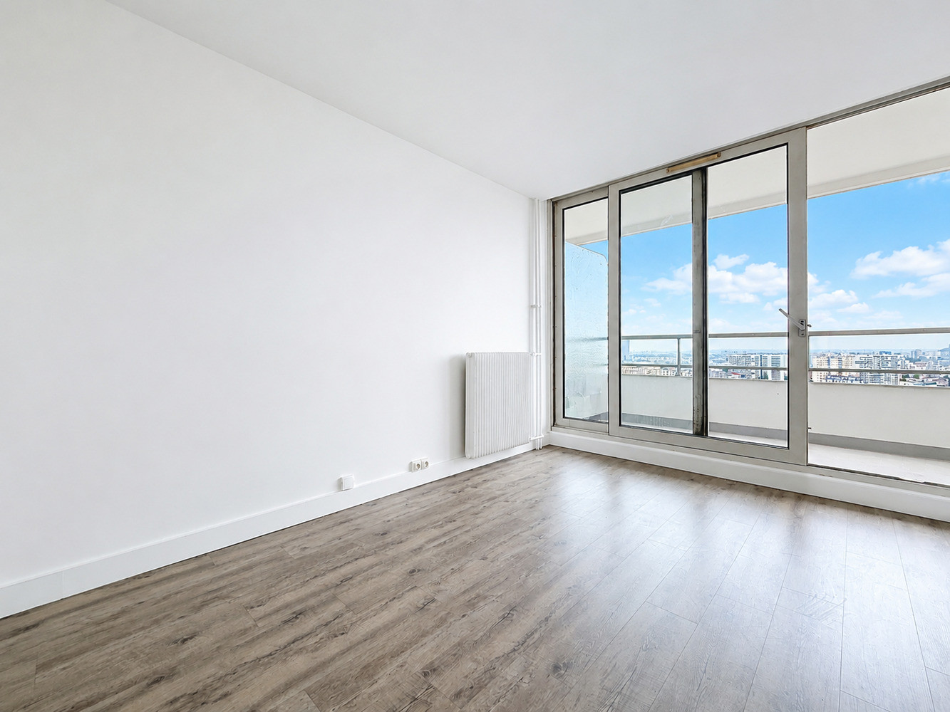 
                                                Vente
                                                 Appartement Rénové avec balcon Vue Panoramique - Quartier Chapelle, Paris