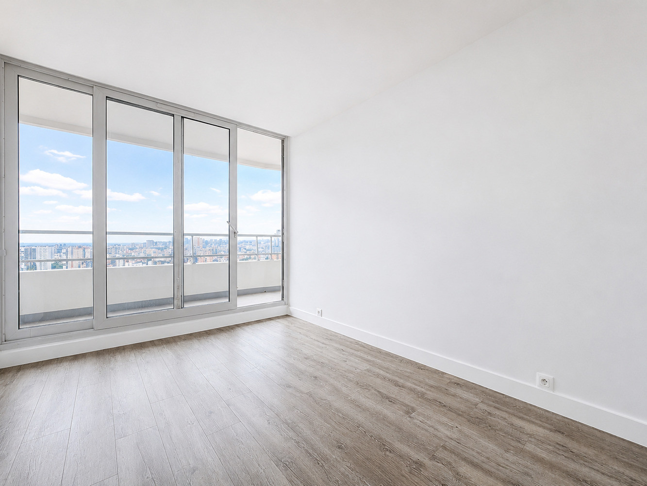 
                                                Vente
                                                 Appartement Rénové avec balcon Vue Panoramique - Quartier Chapelle, Paris