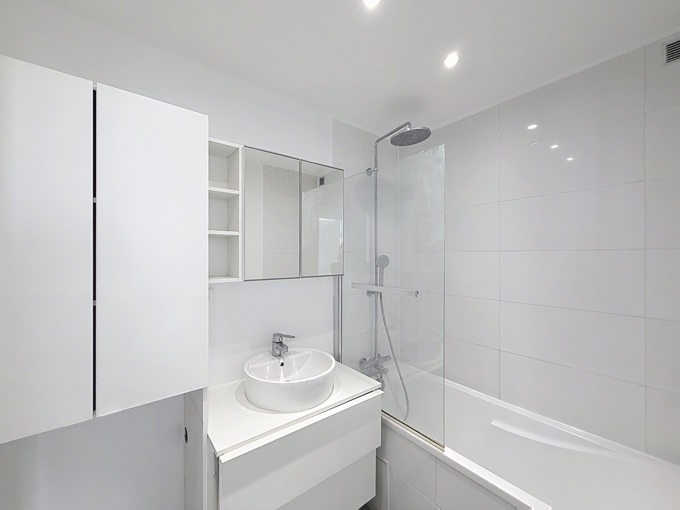 
                                                Vente
                                                 Appartement Rénové avec balcon Vue Panoramique - Quartier Chapelle, Paris