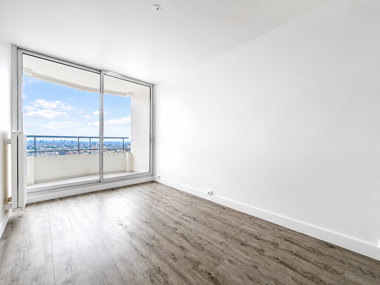 
                                                Vente
                                                 Appartement Rénové avec balcon Vue Panoramique - Quartier Chapelle, Paris