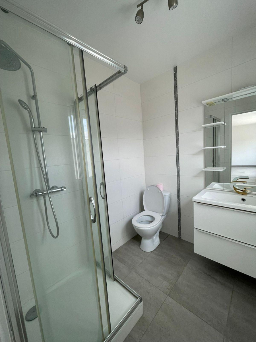 
                                                Location
                                                 Appartement rénové, bien agencé, calme