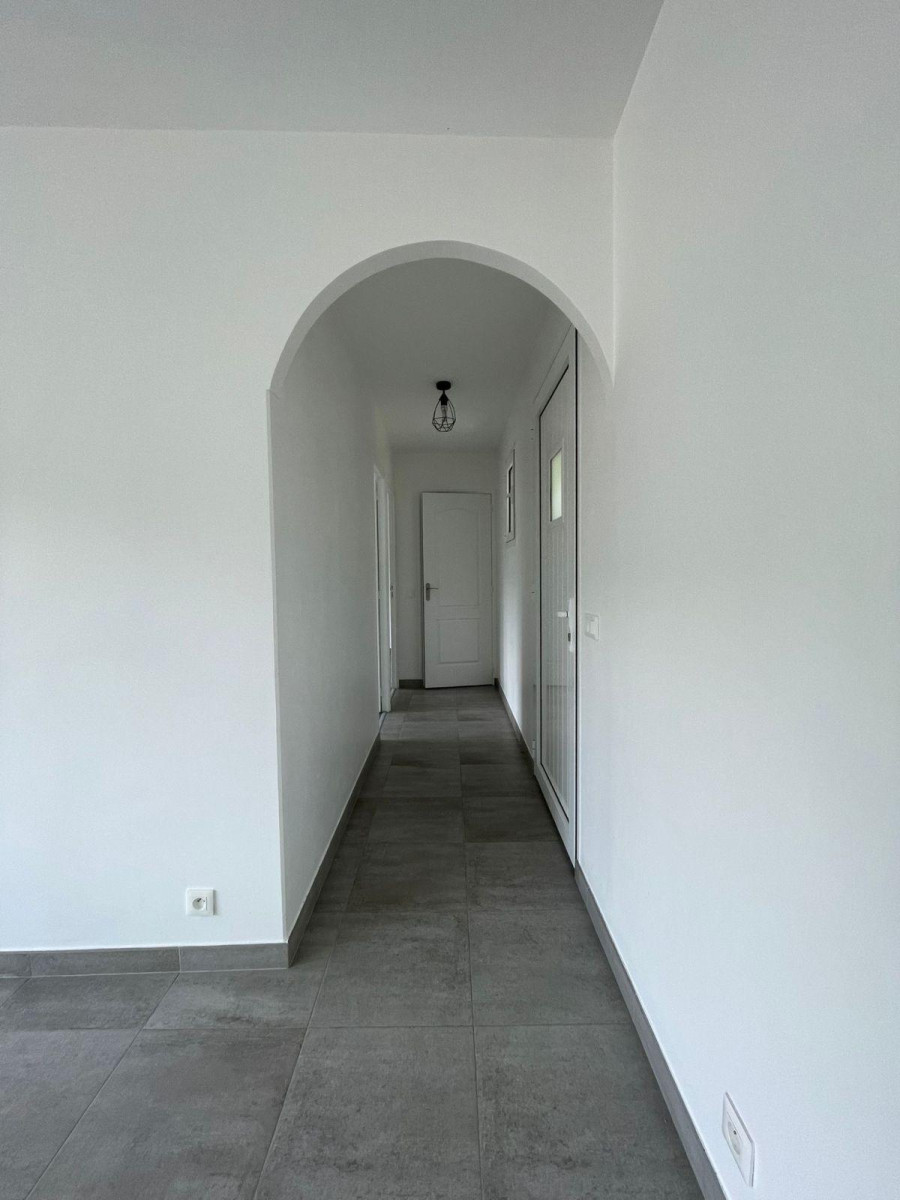 
                                                Location
                                                 Appartement rénové, bien agencé, calme