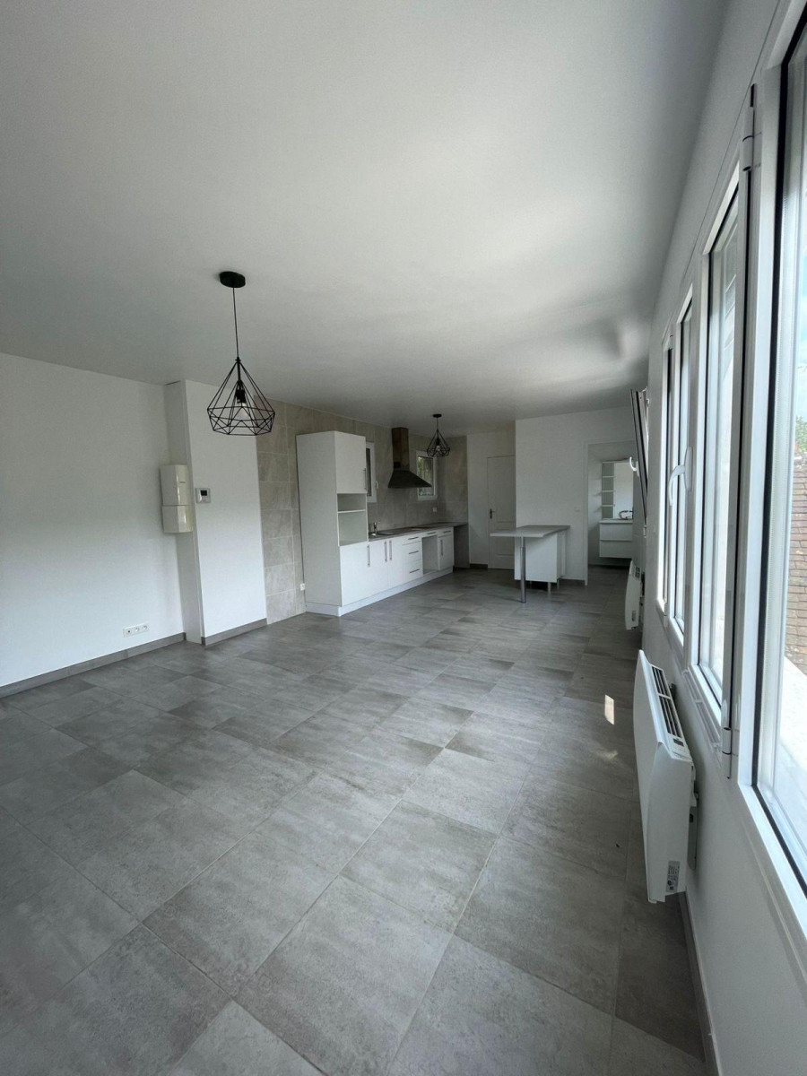 
                                                Location
                                                 Appartement rénové, bien agencé, calme