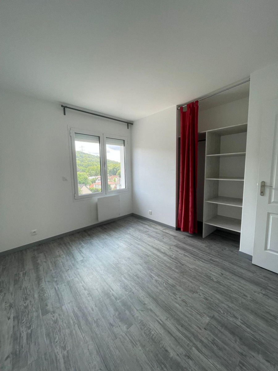 
                                                Location
                                                 Appartement rénové, bien agencé, calme