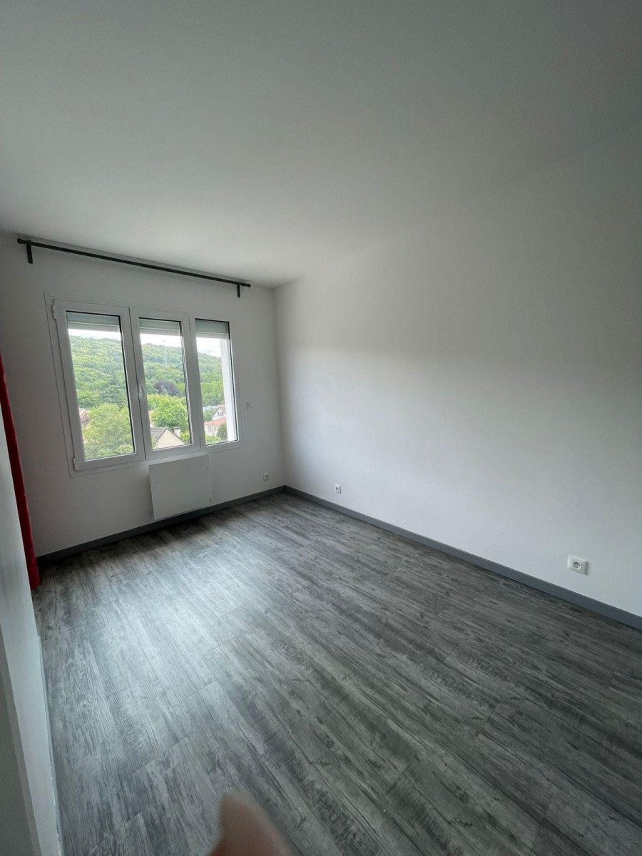 
                                                Location
                                                 Appartement rénové, bien agencé, calme