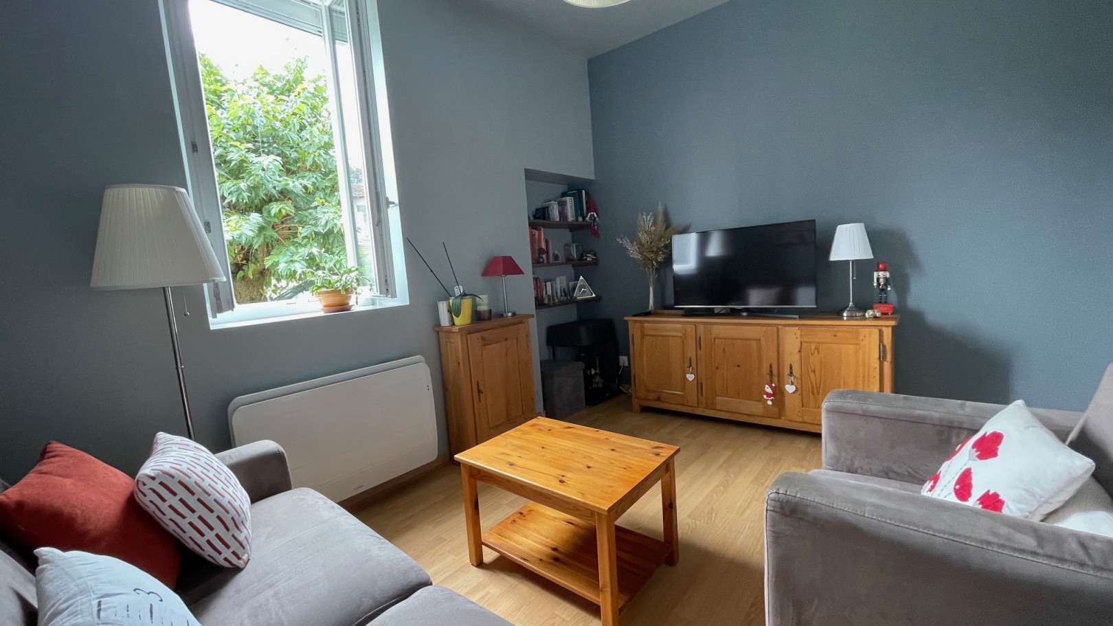 
                                                Vente
                                                 APPARTEMENT RENOVE DE 53 M² + MEZZANINE, GARAGE ET 2 STATIONNEMENTS PRIVATIFS