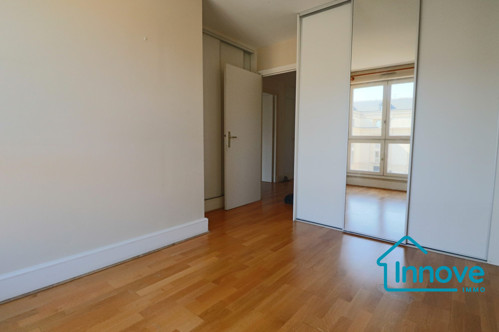 
                                                Vente
                                                 Appartement résidence de services 3 pièces Versailles centre