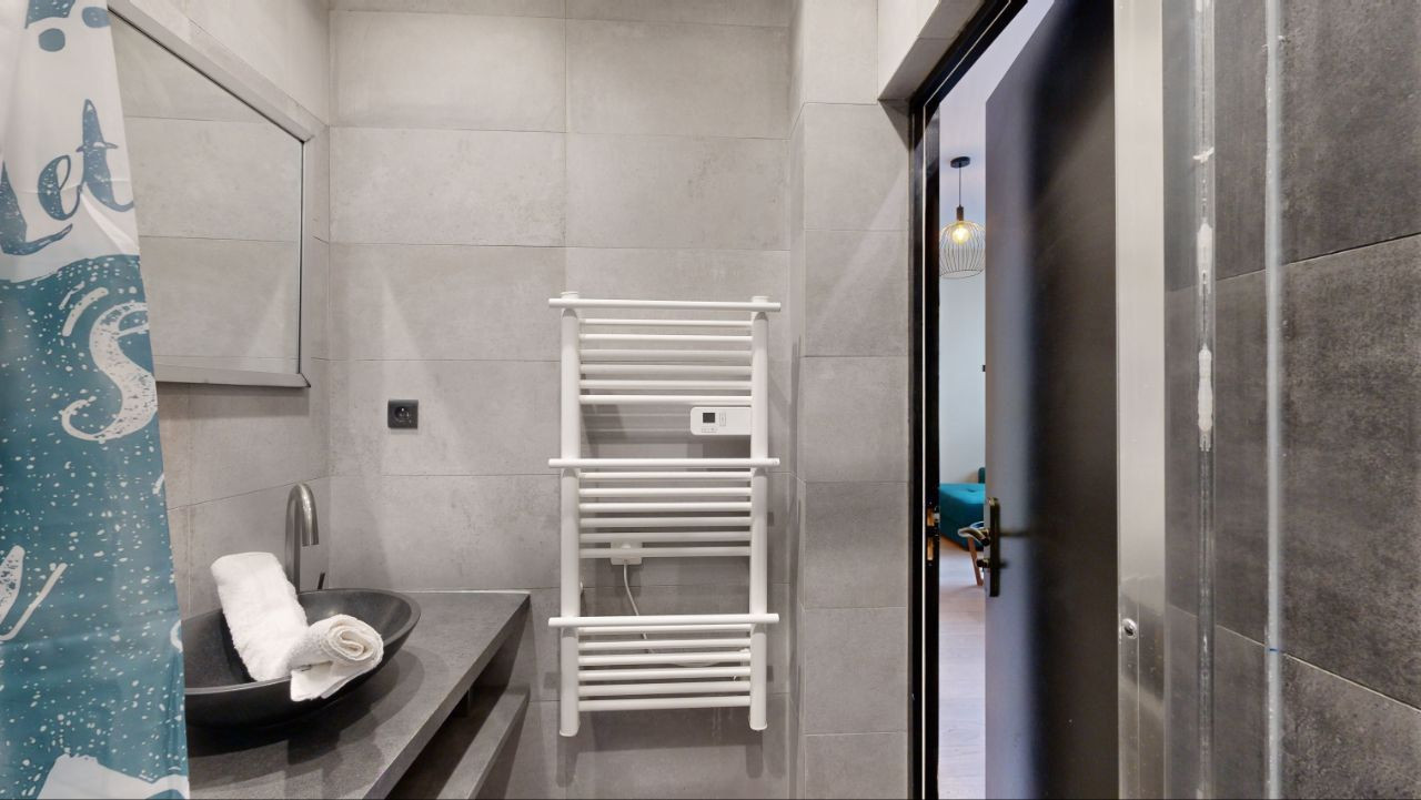 
                                                Location
                                                 Appartement rue Claude Decaen, Paris (loyer tout inclus)