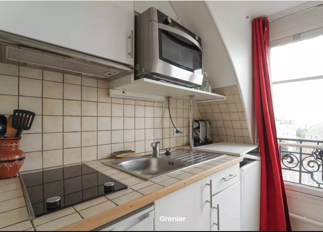 
                                                Location
                                                 Appartement sous les toits de Paris