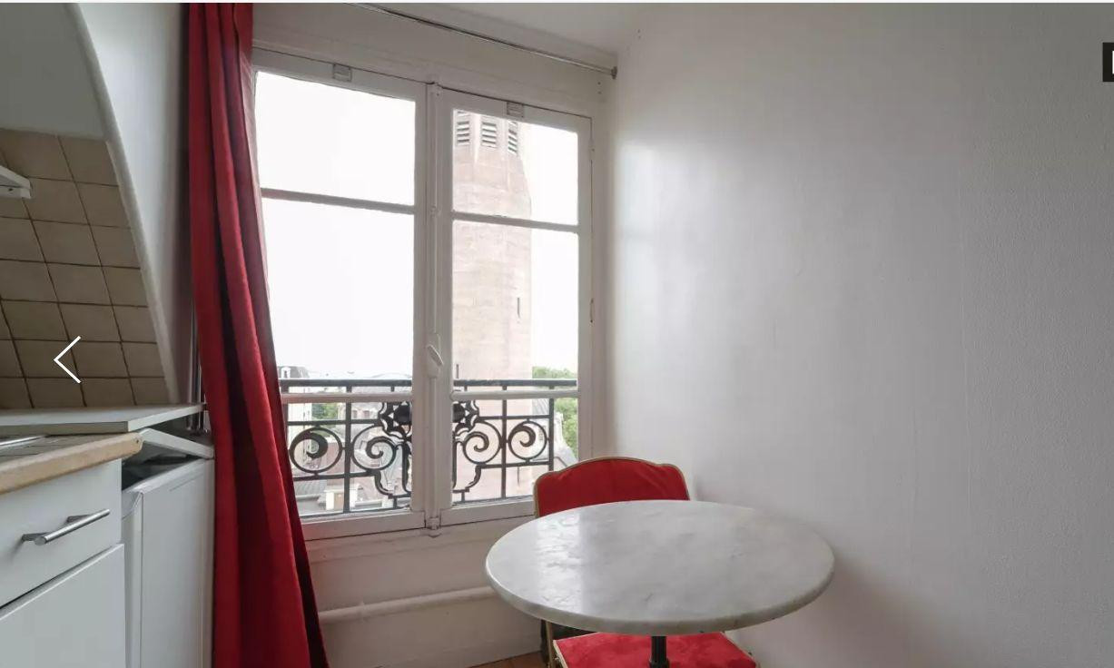 
                                                Location
                                                 Appartement sous les toits de Paris