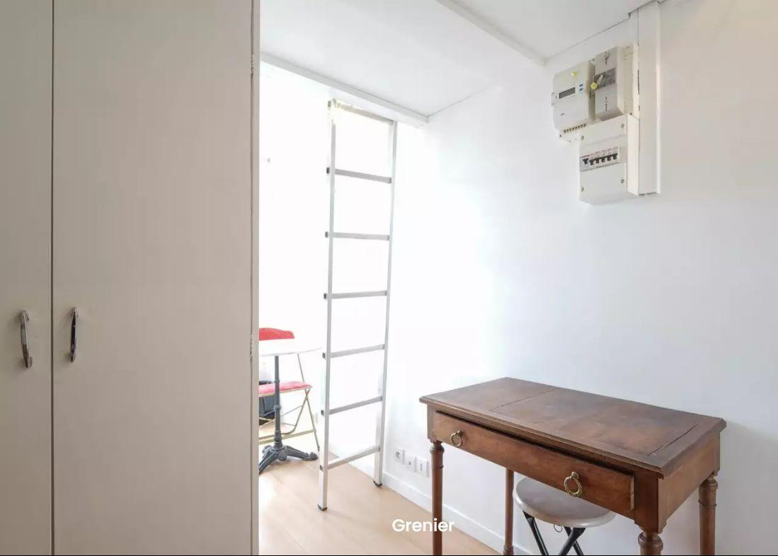 
                                                Location
                                                 Appartement sous les toits de Paris