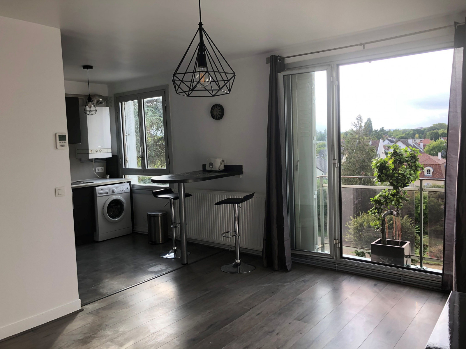 
                                                Location
                                                 Appartement spacieux avec balcon (loyer tout inclus)