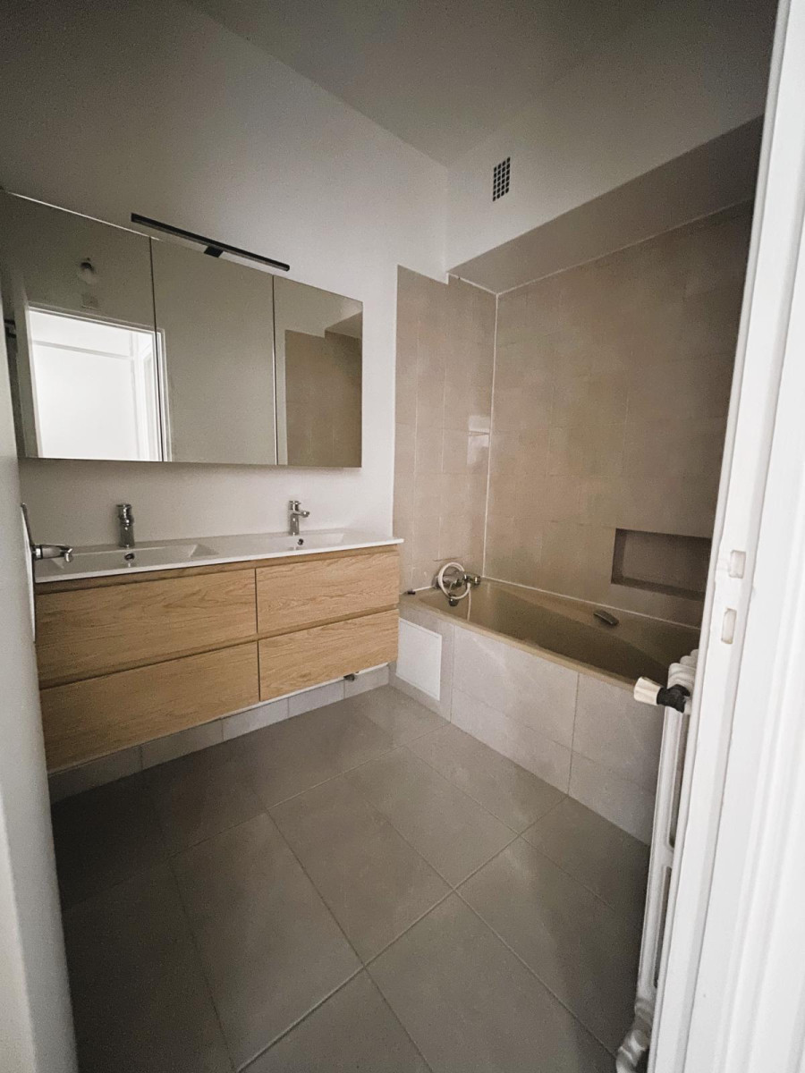 
                                                Location
                                                 Appartement spacieux et lumineux 4 pièces