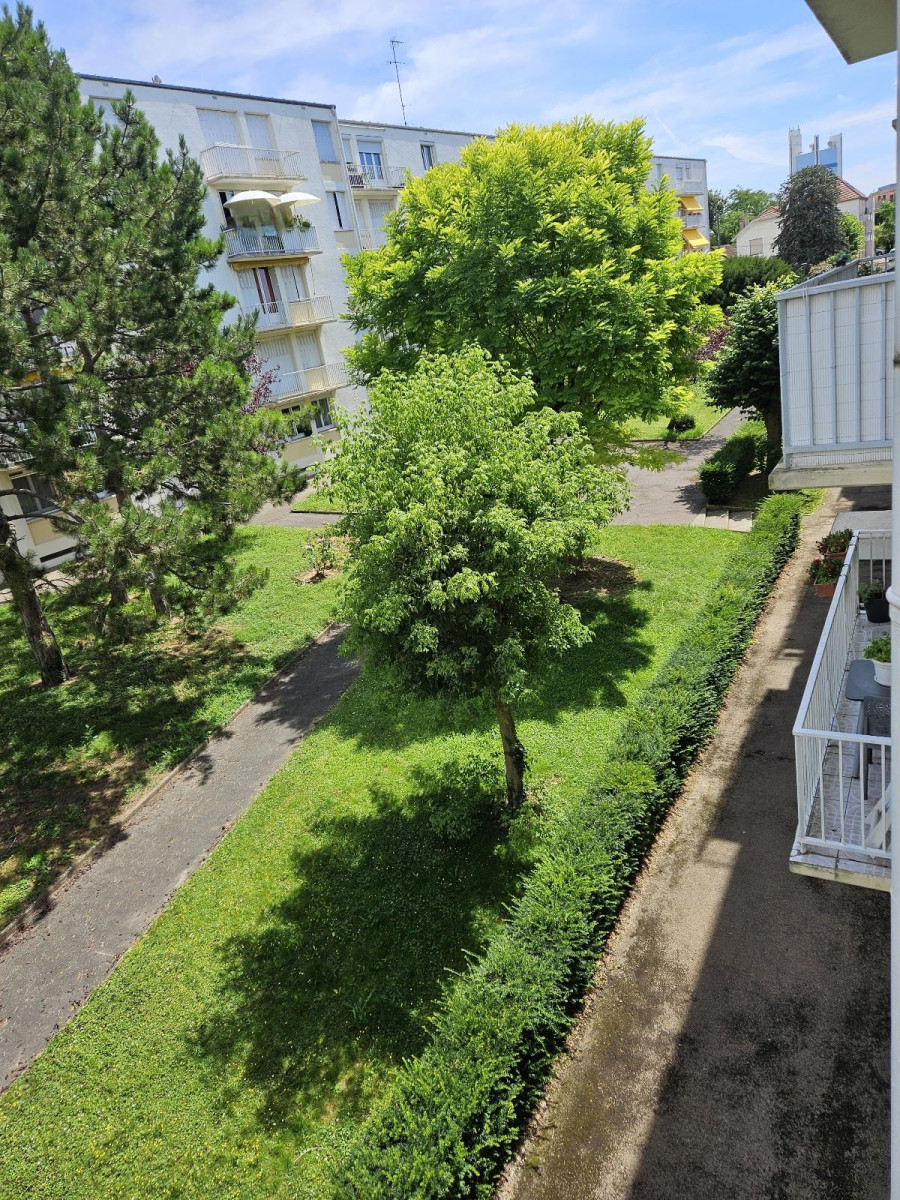 
                                                Location
                                                 Appartement spacieux proche Universités.