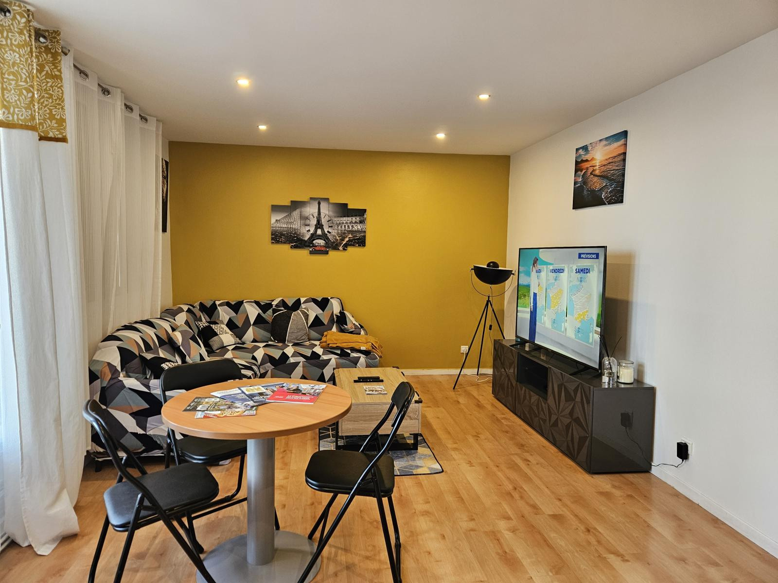 
                                                Location
                                                 Appartement spacieux proche Universités.