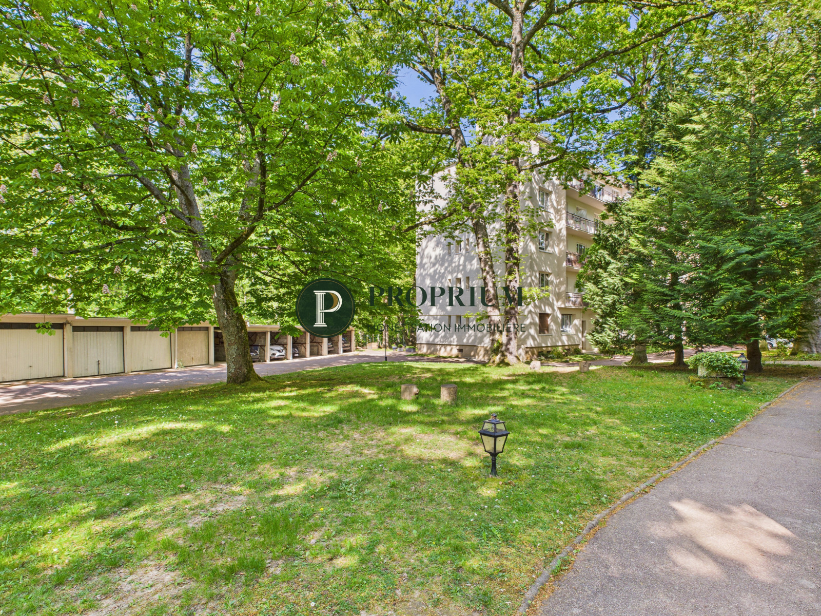 
                                                Vente
                                                 T2 déjà loué et rénové à Versailles pour investissement clef-en-main